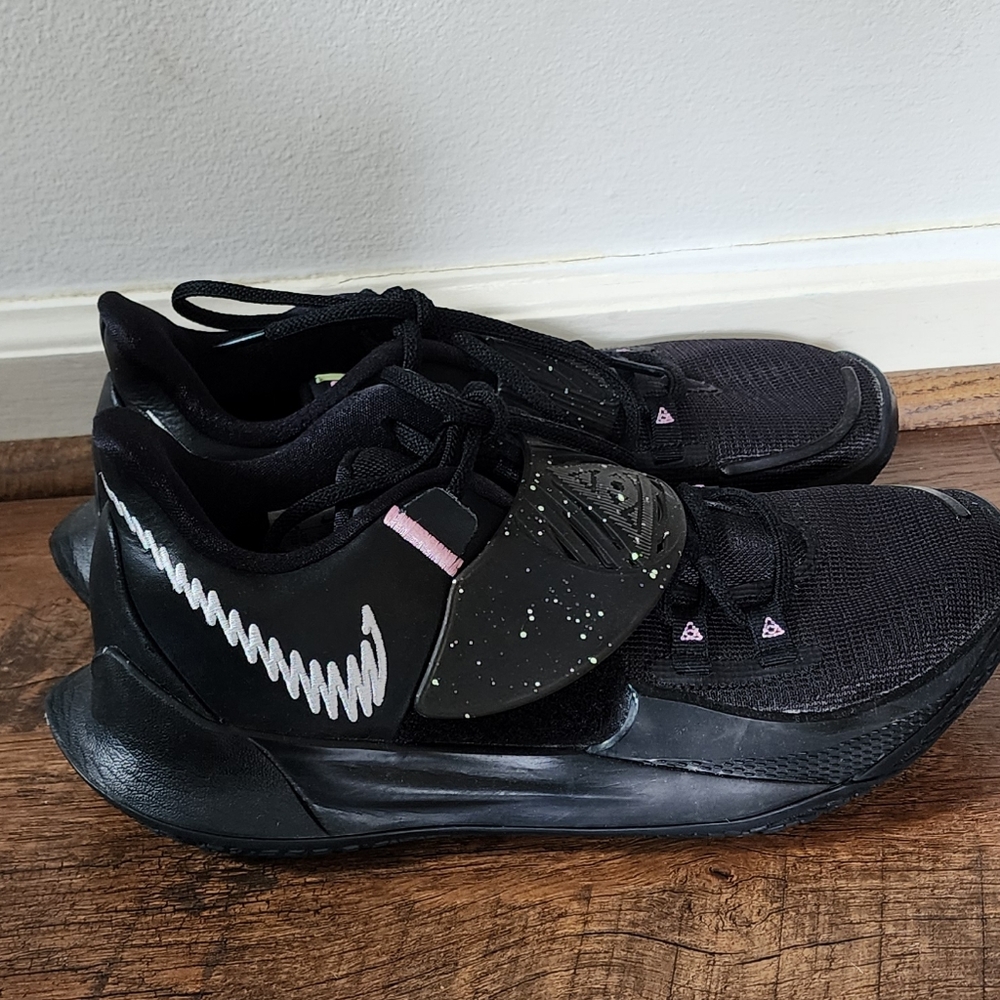 Nike Kyrie Low 3 Size 8